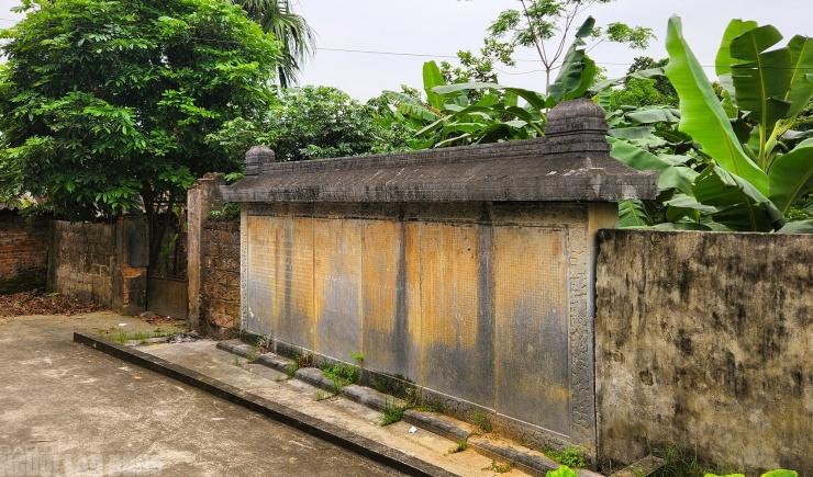 Tấm bia hiện là tường rào nhà dân được ghép từ 6 khối đá xanh, rộng khoảng 5 m, cao 1,65 m, dày 0,31 m được khắc chữ Hán Nôm 2 mặt rất tinh xảo