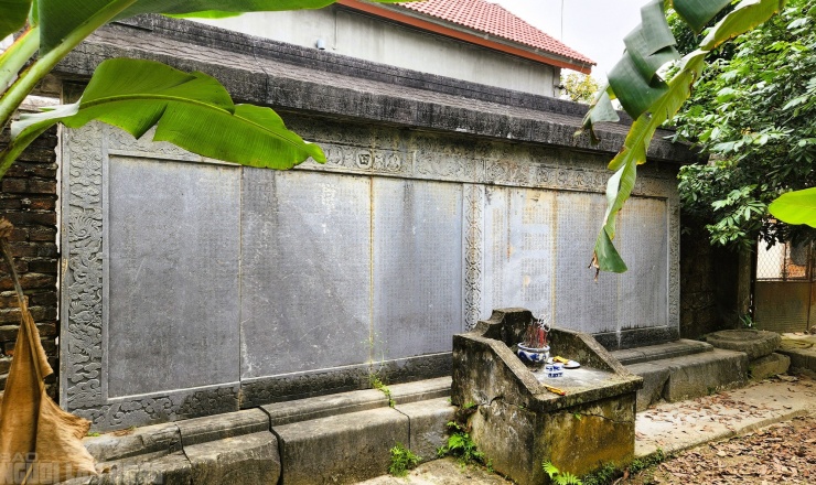 Mặt trước (trái, nhìn ngoài đường vào) và mặt sau của tấm bia cổ. Mặt trước của bia ghi công trạng của tướng Lê Thì Hải và các danh tướng thời Lê, mặt sau ghi khoán ước (hương ước) giao cho các làng trong vùng chuẩn bị lễ vật tổ chức thờ cúng hằng năm