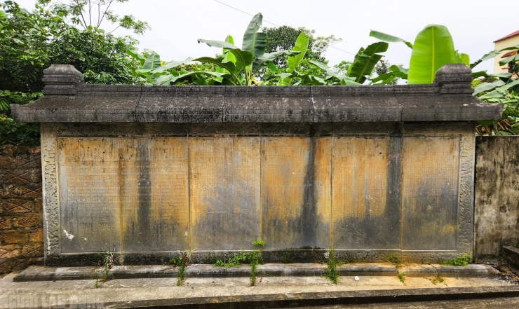 Bia cổ hơn 300 năm ở Thanh Hóa thành tường rào nhà dân - 3