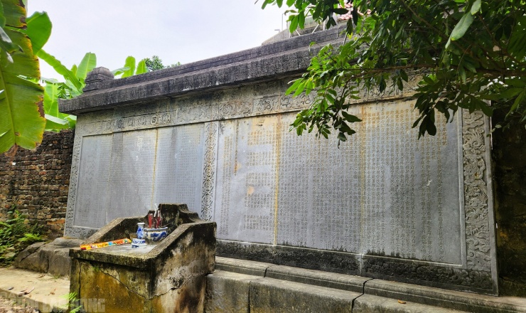 Trải qua hàng trăm năm, các nét chạm trổ hoa văn và chữ Hán Nôm trên đá vẫn còn rất rõ nét