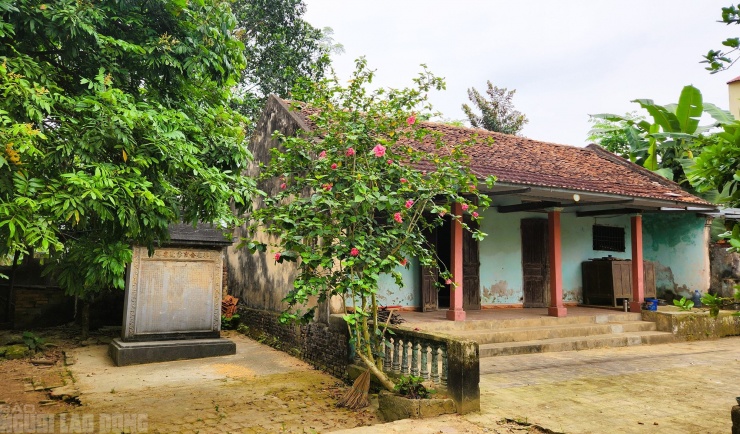 Từ tường rào đi vào trong là tấm bia cổ thứ 2 dựng ngay sát nhà dân