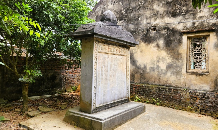 Tấm bia này cao khoảng hơn 2 m, rộng 1,95 m có nội dung ghi lại quá trình xây dựng từ vũ (phủ, từ) là nơi thờ cúng của tướng Lê Thì Hải