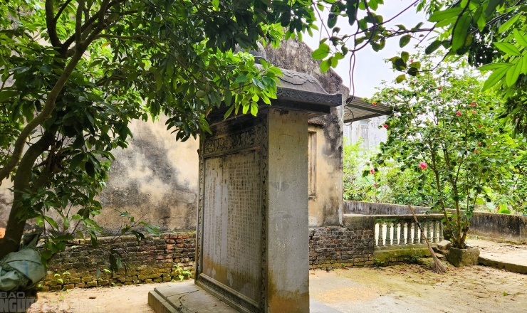 Bia cổ hơn 300 năm ở Thanh Hóa thành tường rào nhà dân - 9