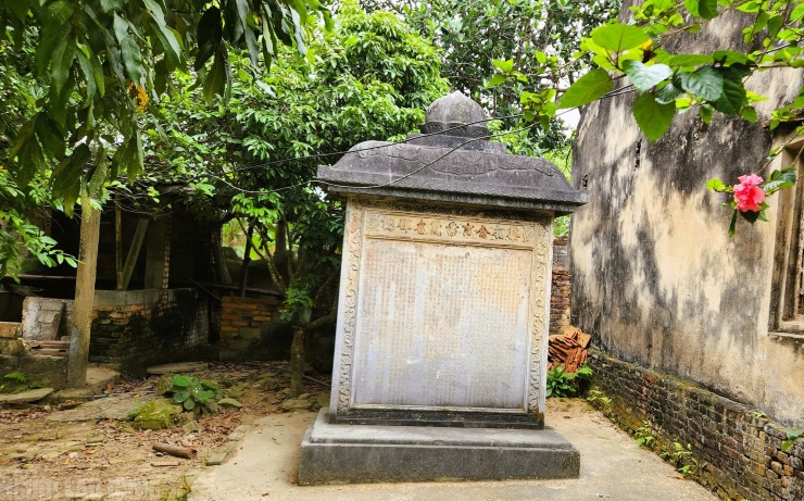 Văn bia này nằm ngay sát khu vực nuôi gia súc, gia cầm của hộ dân. Hiện gia đình này đã không ở đây thường xuyên, các công trình nuôi gia súc, gia cầm phía sau bia cũng đã bỏ không