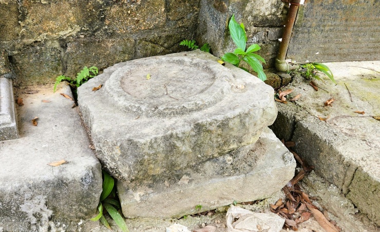 Chân đế bằng đá xanh được đặt ngay cạnh tấm bia lớn