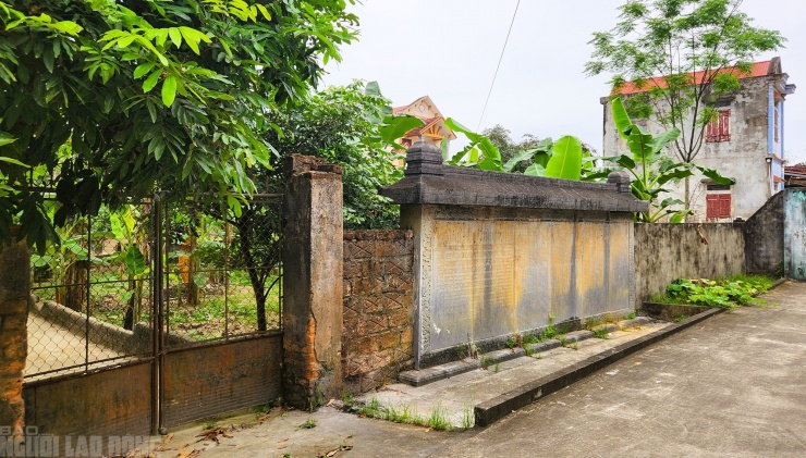 Đây là 2 tấm bia còn khá nguyên vẹn, có nội dung và niên đại rõ ràng, thế nhưng do không được quan tâm bảo vệ xứng đáng, di tích này đang bị lãng quên khiến ai nhìn thấy cũng xót xa.