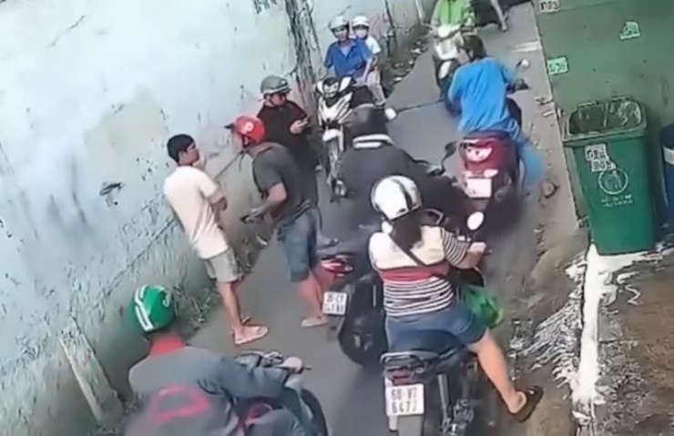 Diễn tiến vụ việc được camera nhà dân ghi lại và đưa lên mạng.