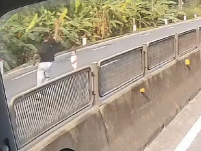 Video khoảnh khắc tài xế băng qua làn ngược chiều cứu cháu bé khỏi tình huống nguy hiểm