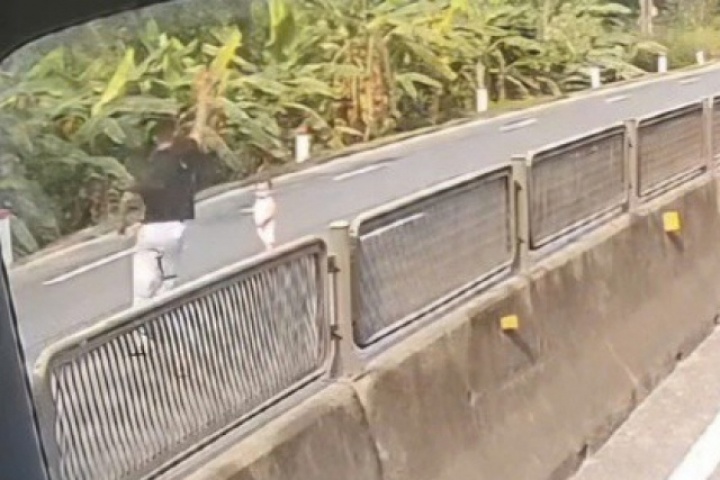 Video khoảnh khắc tài xế băng qua làn ngược chiều cứu cháu bé khỏi tình huống nguy hiểm