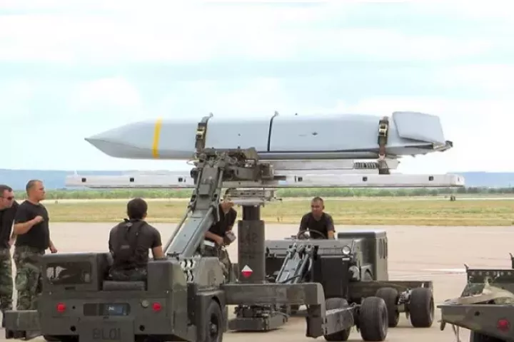 Mỹ dồn hầu hết tên lửa hành trình tàng hình JASSM-ER tới Iran