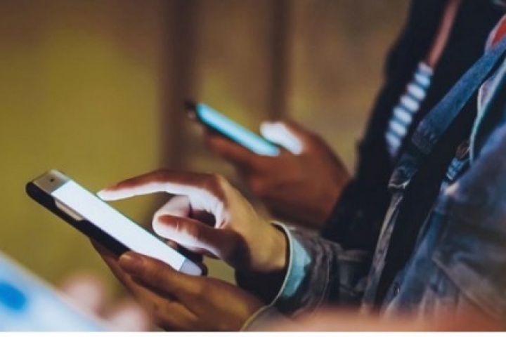 Cúi đầu xem điện thoại quá nhiều, nam sinh bàng hoàng khi bị liệt nửa người