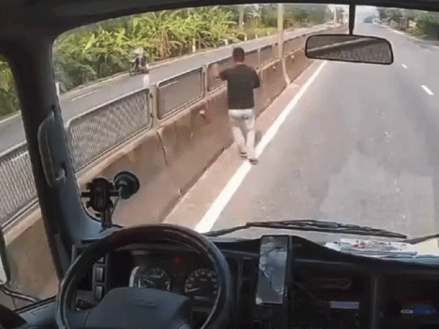 Tài xế kể lại khoảnh khắc dừng xe cứu em bé giữa quốc lộ