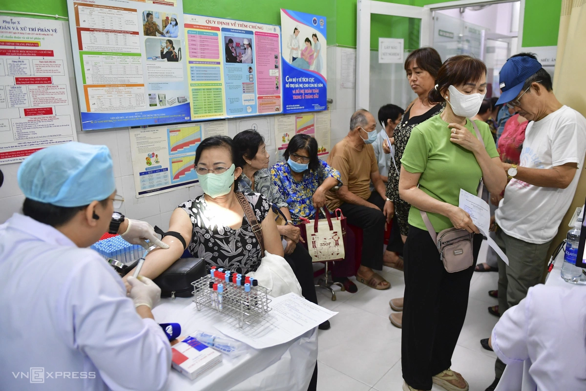 Hàng trăm người dân TP HCM xếp hàng chờ khám bệnh miễn phí - 9
