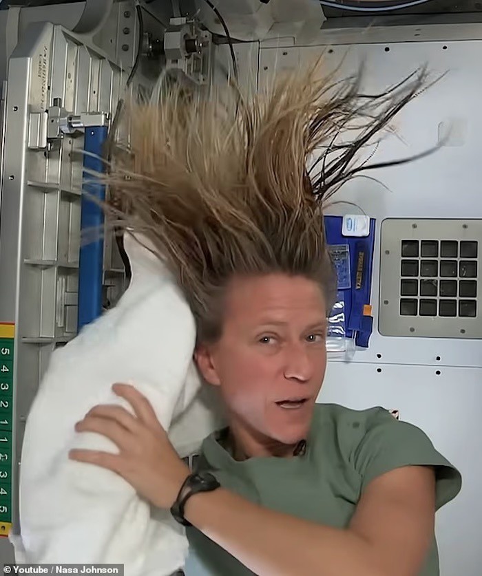 Phi hành gia Karen Nyberg gội đầu khi đang ở trên Trạm Vũ trụ Quốc tế.