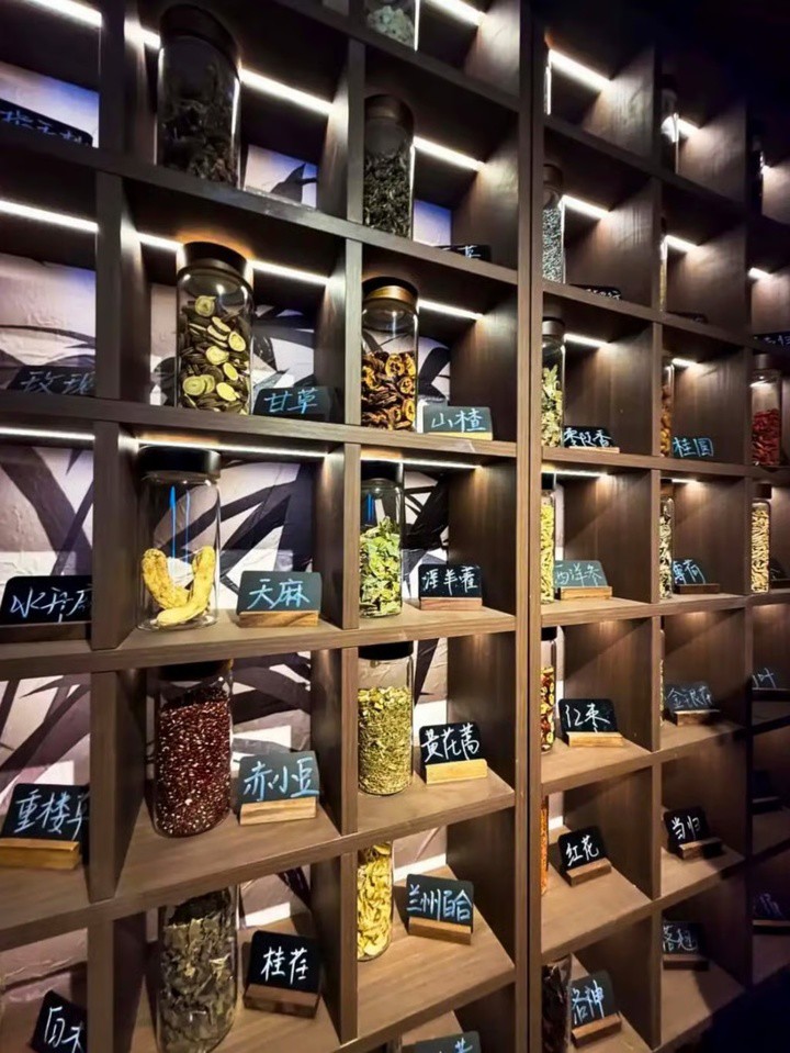 Các thành phần thảo dược dùng để pha chế cocktail.