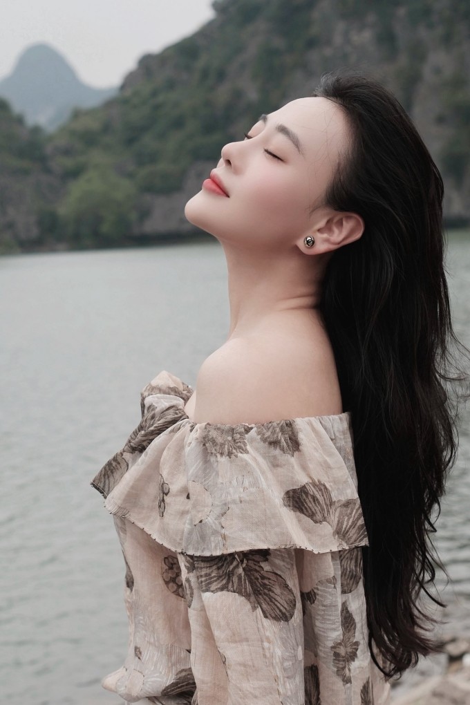 Phương Oanh được nhận xét vẫn xinh đẹp nhưng đằm thắm hơn sau biến cố gia đình.