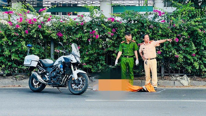 Lực lượng chức năng có mặt tại hiện trường, điều tra nguyên nhân vụ tai nạn. Ảnh: XĐ