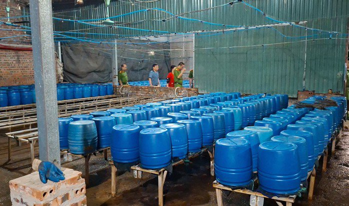 Hàng trăm thùng đựng giá đỗ bên trong cơ sở. Ảnh: CACC