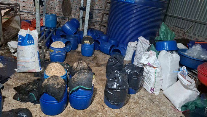 Các vật dùng dùng để sản xuất giá đỗ có chứa chất độc hại. Ảnh: CACC