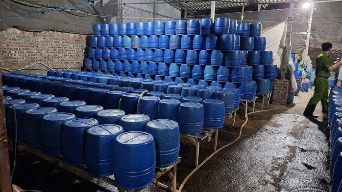 Thùng nhựa đựng giá đỗ chất từng hàng cao bên trong cơ sở. Ảnh: CACC