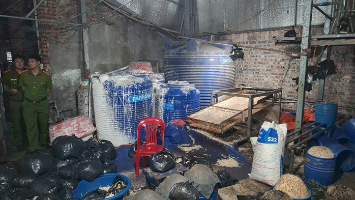 Giá đỗ bày khắp nơi trong cơ sở. Ảnh: CACC