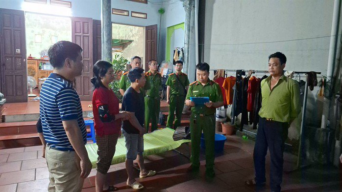 Cơ quan chức năng đọc lệnh khám xét cớ sở sản xuất giá đỗ của Chu Thị Hòa. Ảnh: CACC