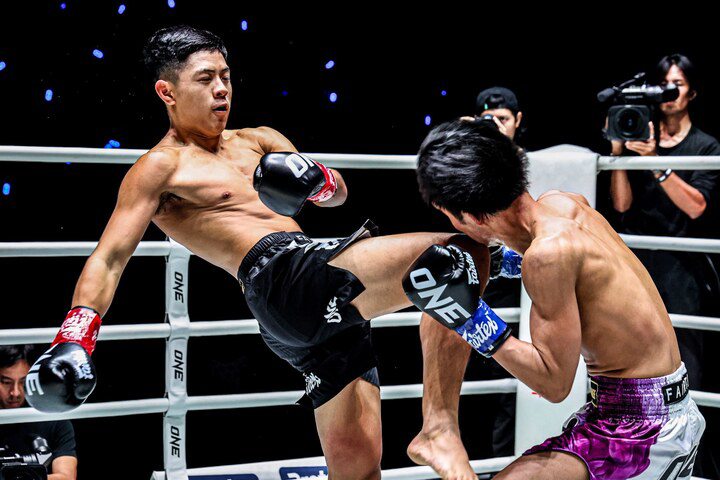 Isaiah Badato (bên trái) hạ gục đối thủ Retsu Sashida.