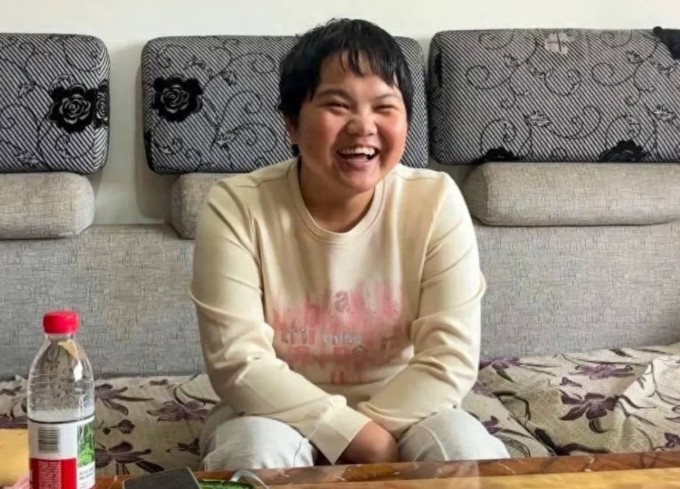 Hu biết ơn mỗi khoản tiền cô được quyên góp để chữa bệnh. Ảnh: Baidu