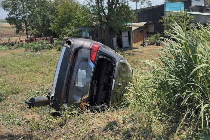 Chiếc xe bị lật nghiêng, toàn bộ người bên trong được người dân hỗ trợ, đưa ra ngoài