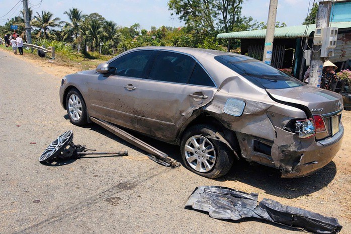 Chiếc xe Camry dừng bên đường cũng hư hỏng nặng