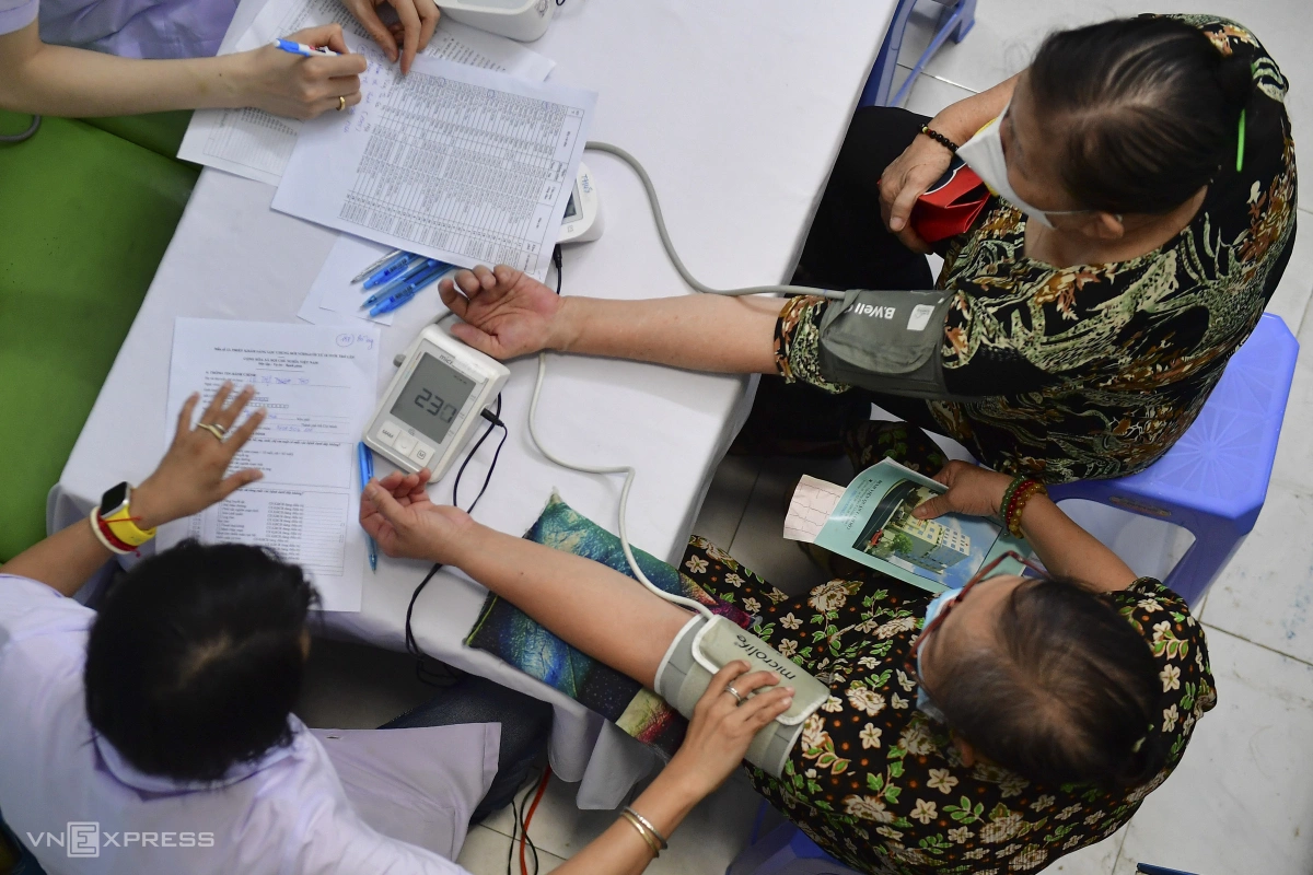 Hàng trăm người dân TP HCM xếp hàng chờ khám bệnh miễn phí - 10