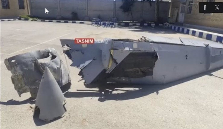 Người phát ngôn Bộ Ngoại giao Iran Esmaeil Baghaei ngày 3/4/2026 thông báo, lực lượng phòng không nước này đã bắn hạ một máy bay không người lái (UAV) trên bầu trời thành phố Shiraz ở miền nam, đồng thời công bố hình ảnh các bộ phận phi cơ thu được tại hiện trường.
