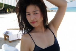 Cách Khả Ngân chọn trang phục hè cho vòng một khiêm tốn