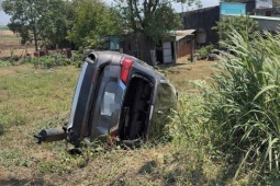 Tông xe dừng bên đường, ô tô lao xuống vệ đường lật ngửa, 3 người mắc kẹt bên trong