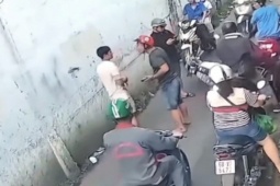 Bị đánh gục khi can ngăn cãi vã sau va chạm giao thông