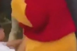 Đứa trẻ vô tư đánh “Gấu Pooh” giữa khu vui chơi: Câu chuyện khiến nhiều phụ huynh phải giật mình về cách dạy con