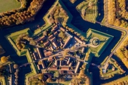 Ngôi làng đẹp như tranh vẽ, gây ấn tượng vì tạo hình ngôi sao độc đáo