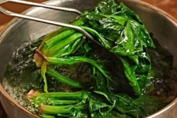 Bị xếp top 'bẩn nhất' suốt 2 năm, nhưng loại rau này lại rất bổ máu: Sai lầm phổ biến khiến nhiều người ăn mà không nhận được lợi ích