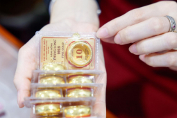 Vì sao giá vàng thế giới giảm, trong nước tăng?