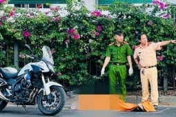 Người đàn ông được dìu vào lề sau cú ngã xe, quay lại làn ô tô rồi tử vong