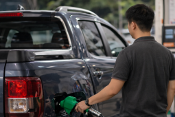 Đổ đầy bình tốn gần 4 triệu đồng, chủ xe bán tải chạy dầu khóc ròng vì 'đau ví'