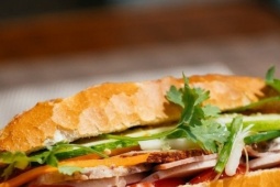 Nữ TikToker chê bánh mì là món ăn của sự 'đói khát' gây phẫn nộ