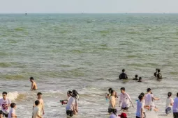 Rốt ráo 'thay áo' cho bãi biển Sầm Sơn