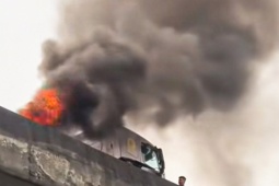 Xe đầu kéo bốc cháy ở Vành đai 3 trên cao, khói đen cuồn cuộn