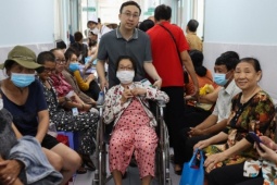Hàng trăm người dân TP HCM xếp hàng chờ khám bệnh miễn phí