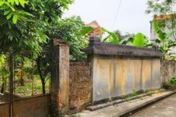 Bia cổ hơn 300 năm ở Thanh Hóa thành tường rào nhà dân