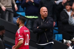 Fan Man City chế giễu Slot, CĐV Liverpool "cầu cứu" Alonso