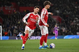 Arsenal mơ tranh cúp nhưng đá như "ông lão", lo thần đồng 16 tuổi cũng bị thui chột