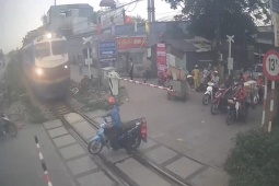 'Thót tim' cảnh xe máy băng qua đường sắt, tài xế thoát chết trong gang tấc