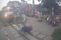'Thót tim' cảnh xe máy băng qua đường sắt, tài xế thoát chết trong...